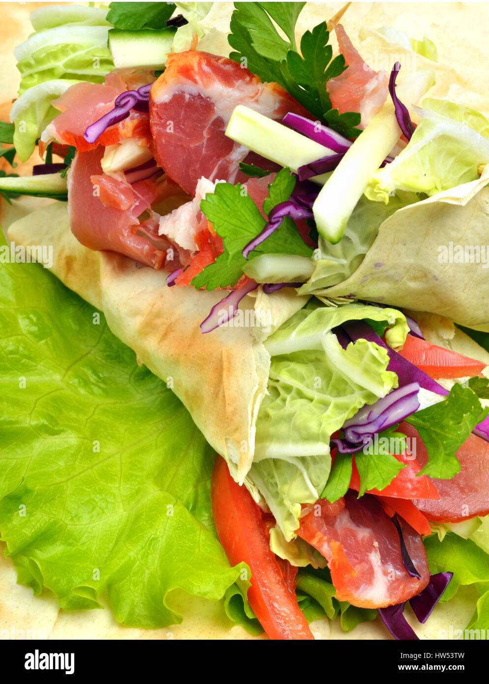 Gustosa shawarma con verdure fresche e carni, lavash, pita, appetizeron insalata verde Foto Stock