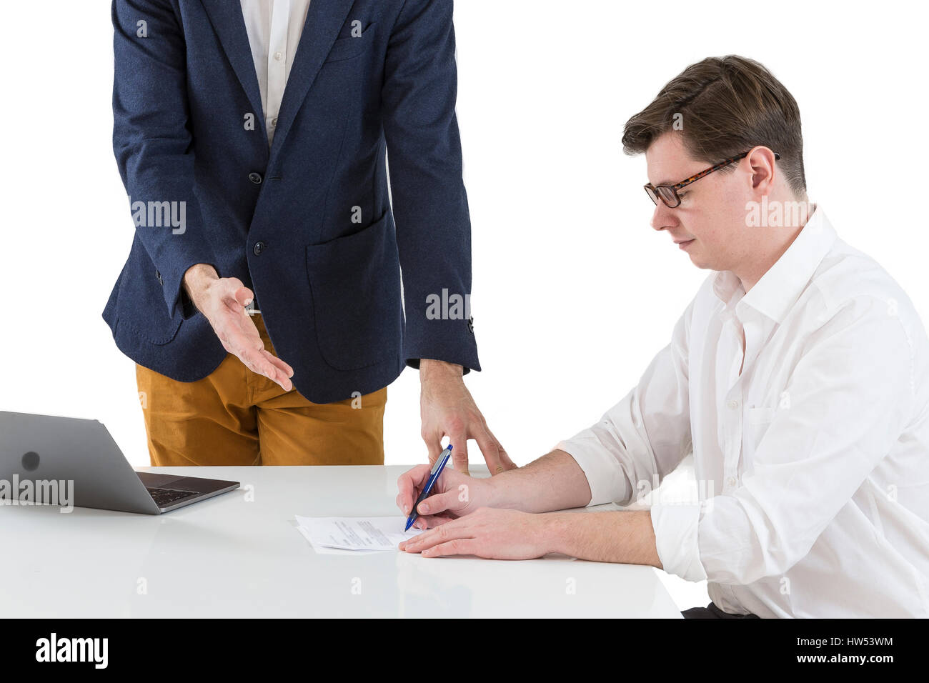 Due giovani imprenditori a firmare i contratti a scrivania da ufficio Foto Stock