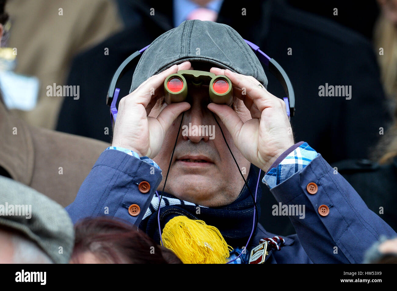 Un racegoista guarda l'azione attraverso il suo binocolo durante la Gold Cup Day del Cheltenham Festival 2017 all'ippodromo di Cheltenham. PREMERE ASSOCIAZIONE foto. Data immagine: Venerdì 17 marzo 2017. Guarda la storia della PA DI CHELTENHAM. Il credito fotografico dovrebbe essere: Ben Birchall/PA Wire. Foto Stock