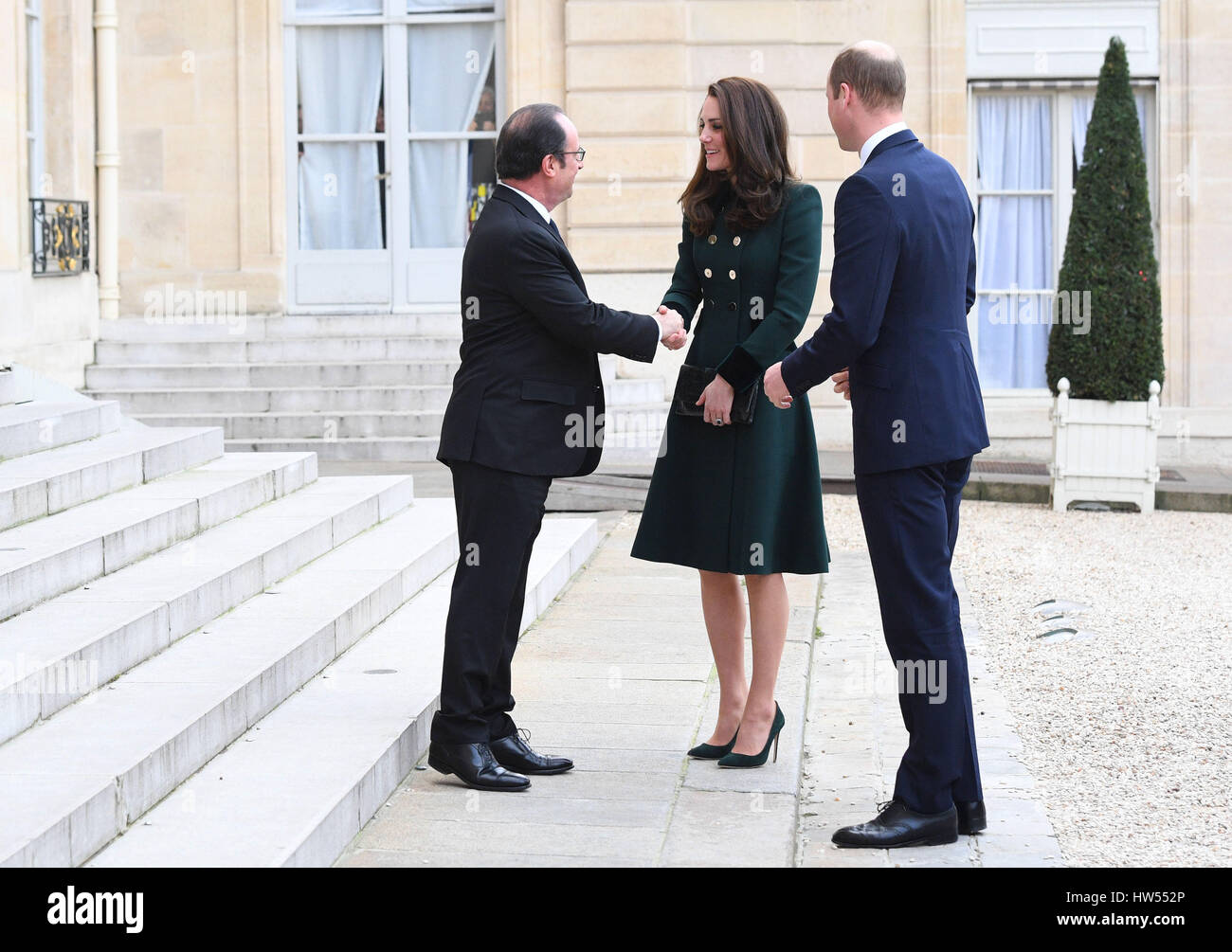 Il Duca e la Duchessa di Cambridge sono accolti dal Presidente francese Francois Hollande all'Elysee Palace durante una visita ufficiale a Parigi, Francia. Foto Stock