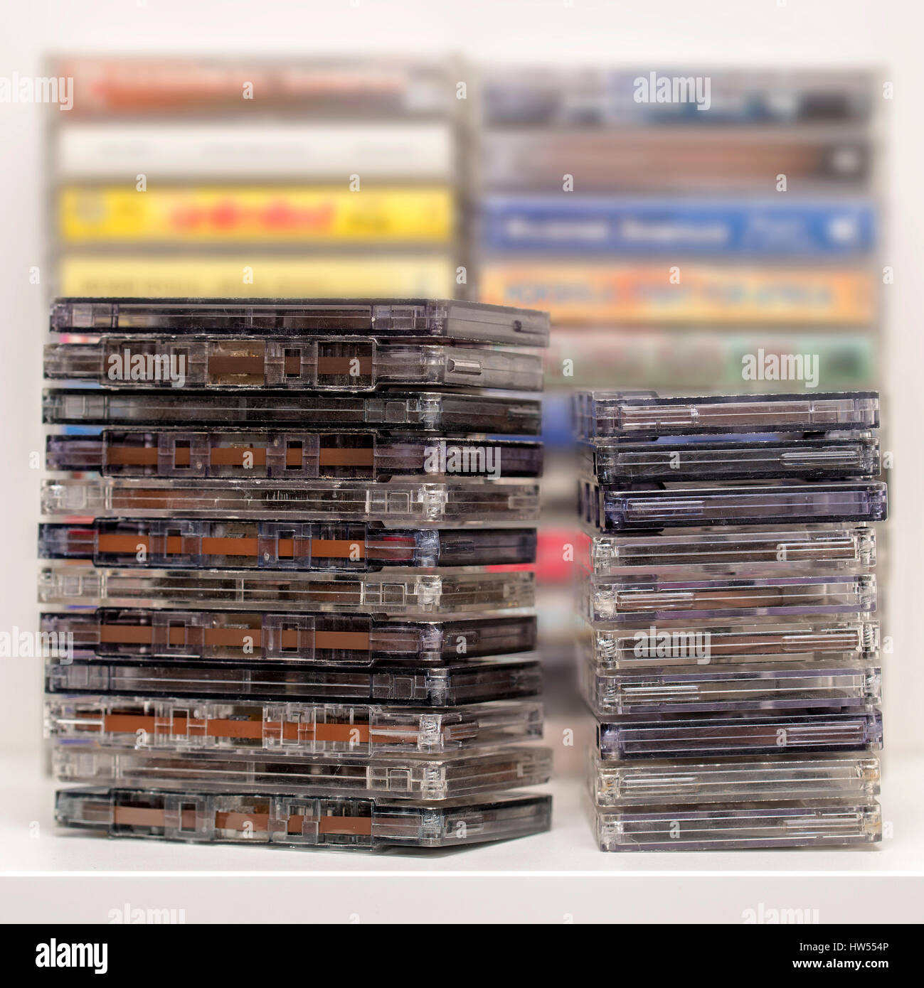 Pila di vecchie cassette audio Foto Stock