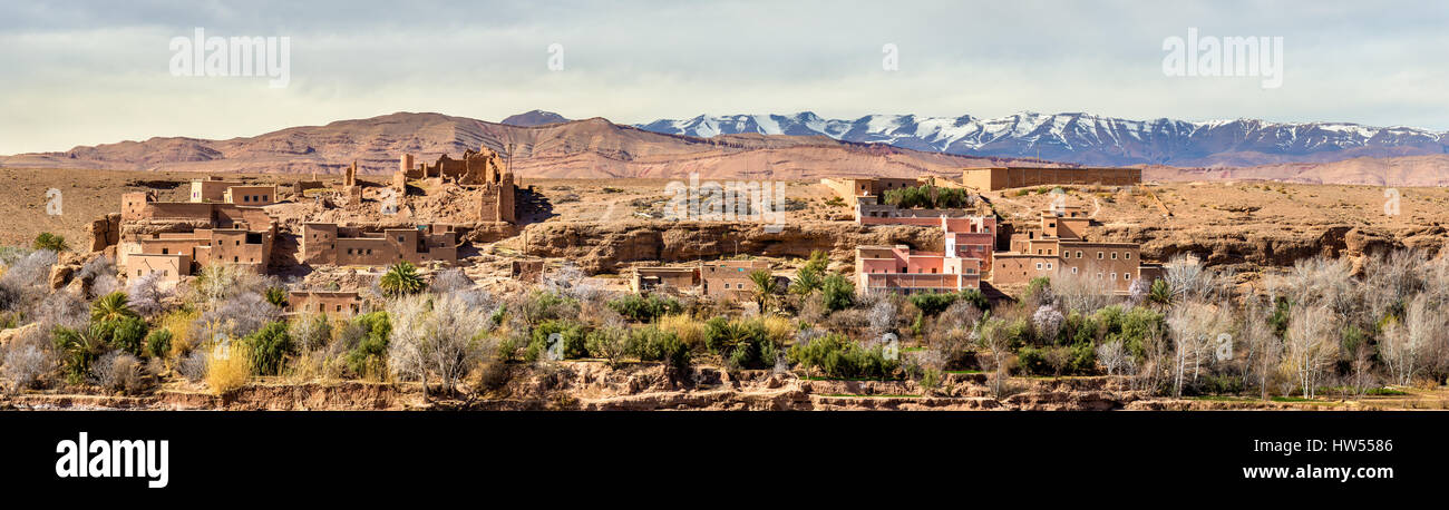 Snowy Alto Atlante sopra Kalaat M'Gouna città in Marocco Foto Stock