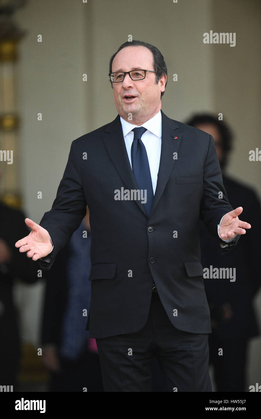 Il Presidente francese Francois Hollande al di fuori dell'Elysee Palace a Parigi, Francia, dopo aver ospitato una visita che il Duca e la Duchessa di Cambridge. Foto Stock