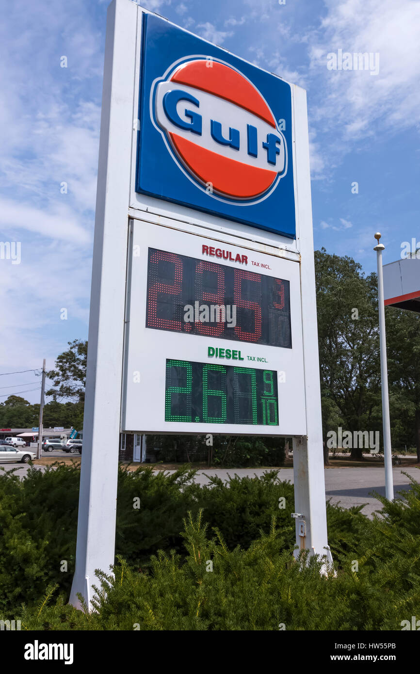 Golfo della stazione di gas pubblicità segno basso dei prezzi del gas. Foto Stock