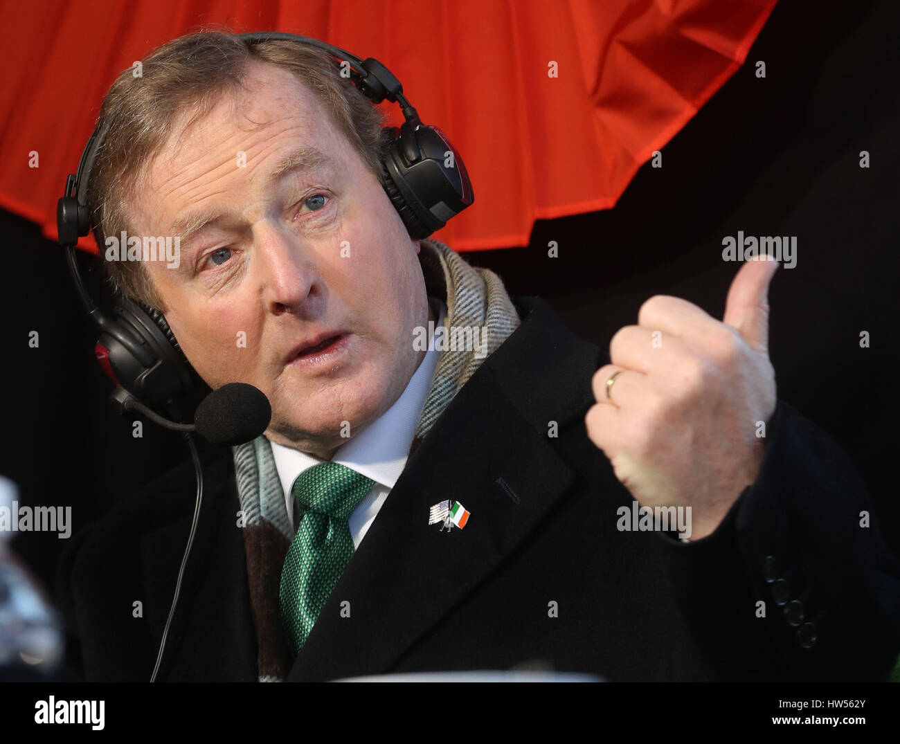 Taoiseach Enda Kenny è intervistato da una stazione TV durante la Festa di San Patrizio Parade di New York STATI UNITI D'AMERICA. Foto Stock