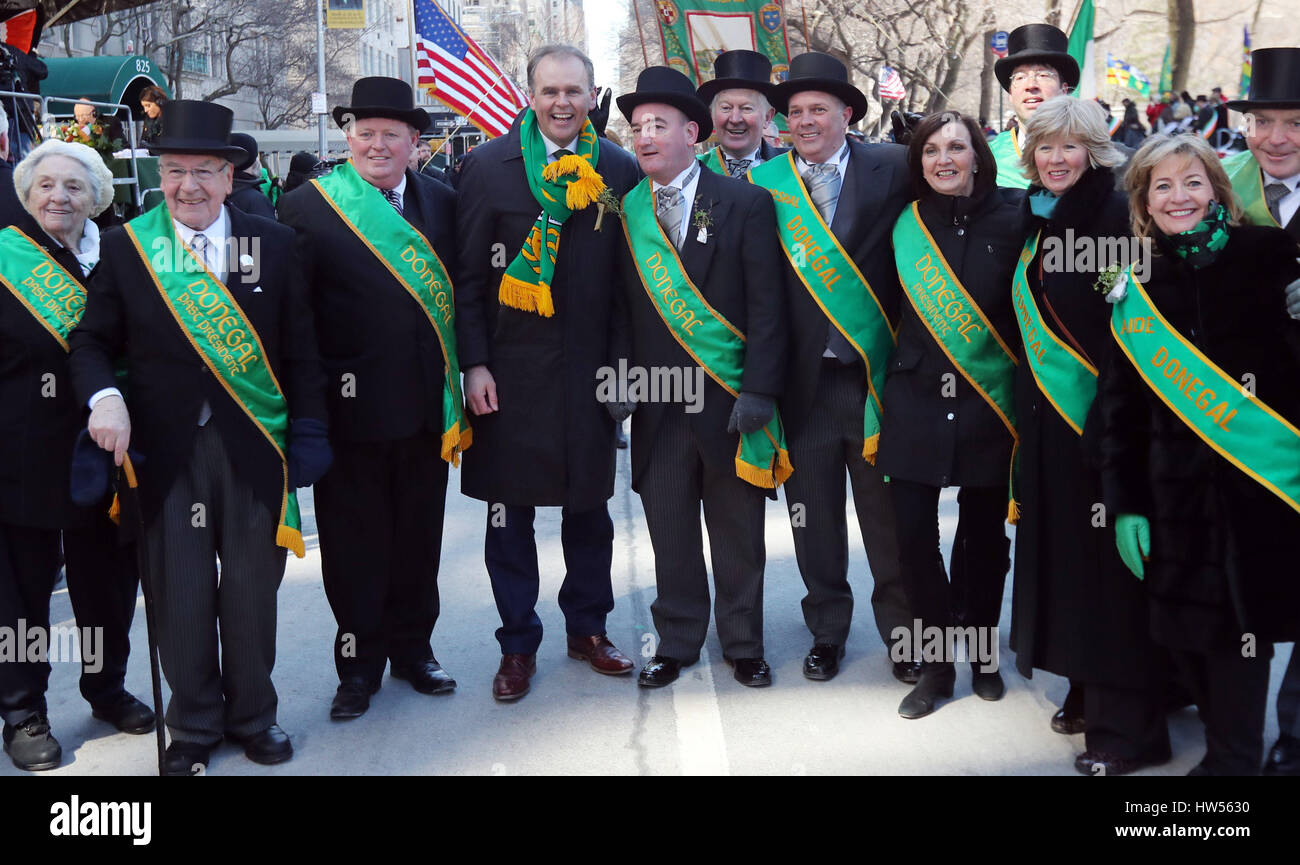 Il ministro per la diaspora Joe McHugh saluta la gente dalla sua circoscrizione Donegal durante la Festa di San Patrizio Parade di New York STATI UNITI D'AMERICA. Foto Stock