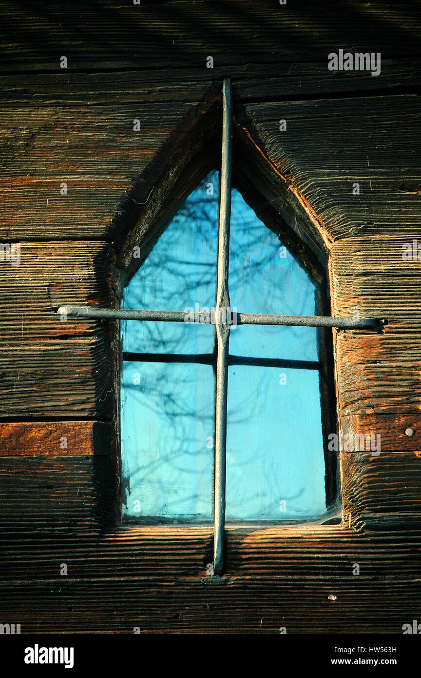 Vintage vecchia finestra in legno con griglia di ferro Foto Stock