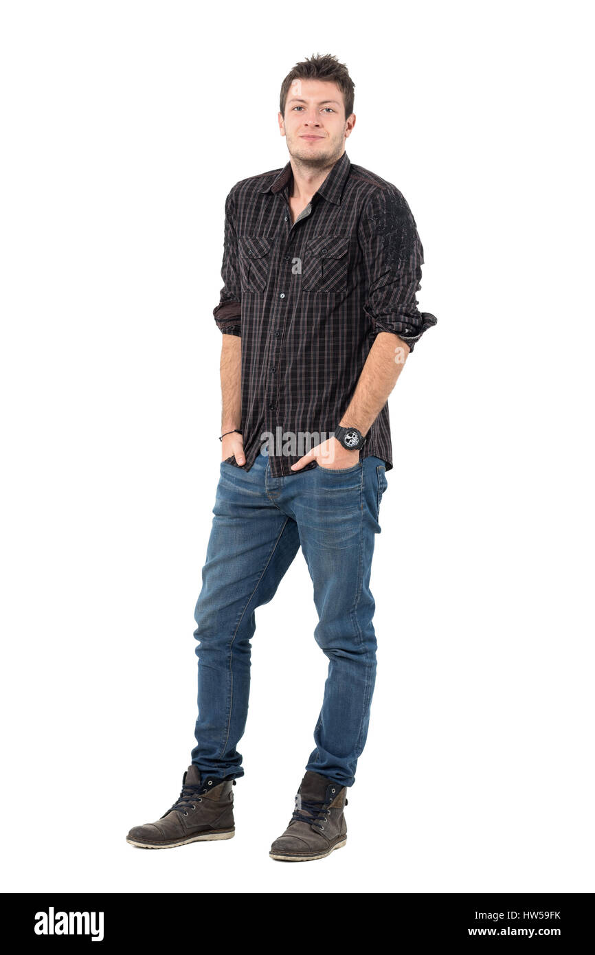 Sorridente uomo rilassato in smart casual vestiti con le mani nelle tasche.  Corpo pieno lunghezza ritratto isolato su bianco di sfondo per studio Foto  stock - Alamy