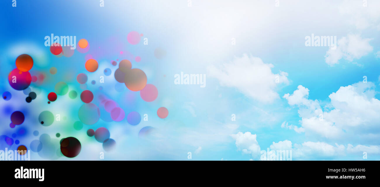 Bokeh lo sfondo è blu turchese - cielo, nuvole, cerchi, palloncini e a punti - Copia il testo space space - Panorama sito web banner, card - panorama orizzontale Foto Stock