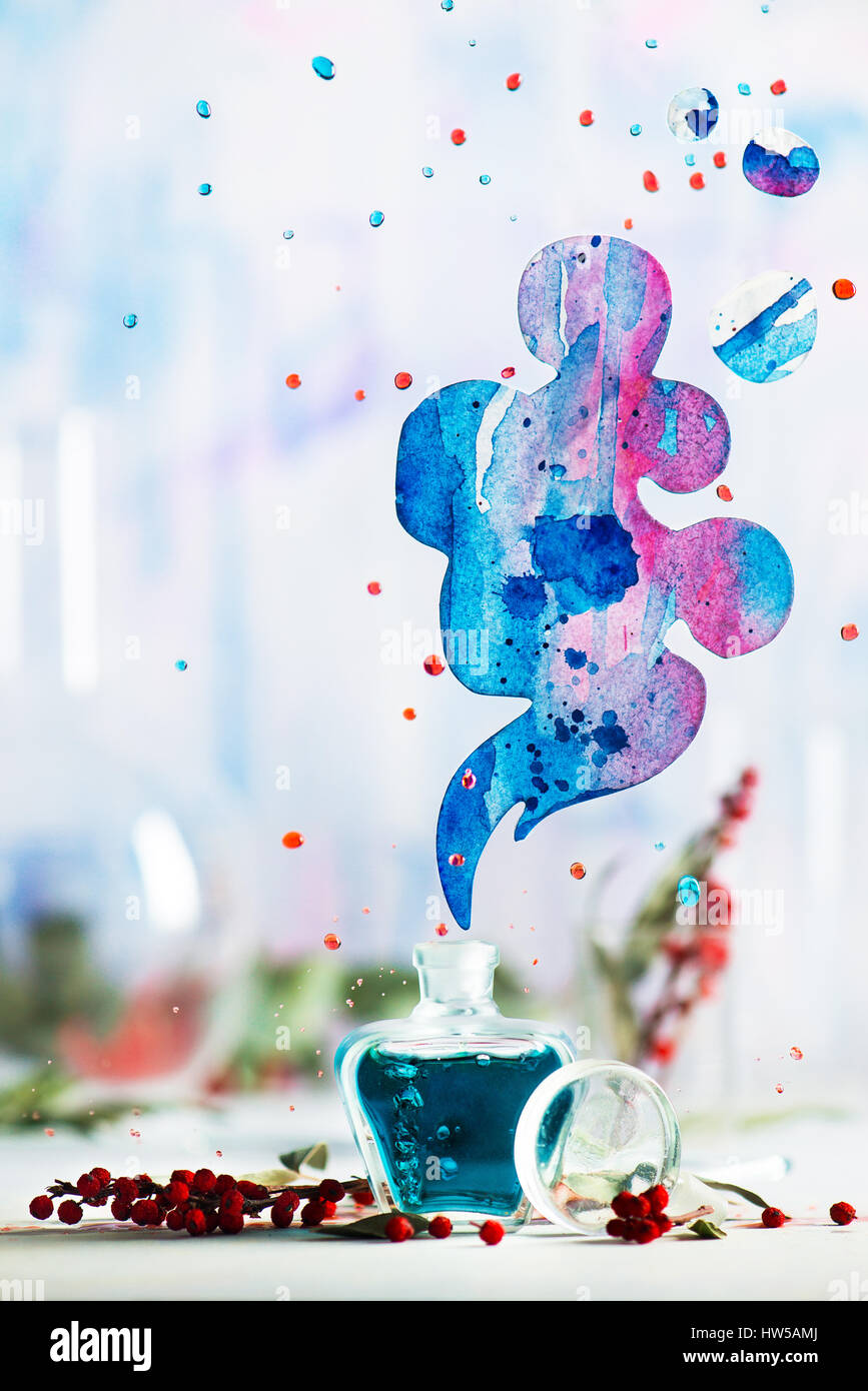 Profumo di vetro bottiglia con liquido blu e una vibrante nuvola di aroma su sfondo bianco Foto Stock