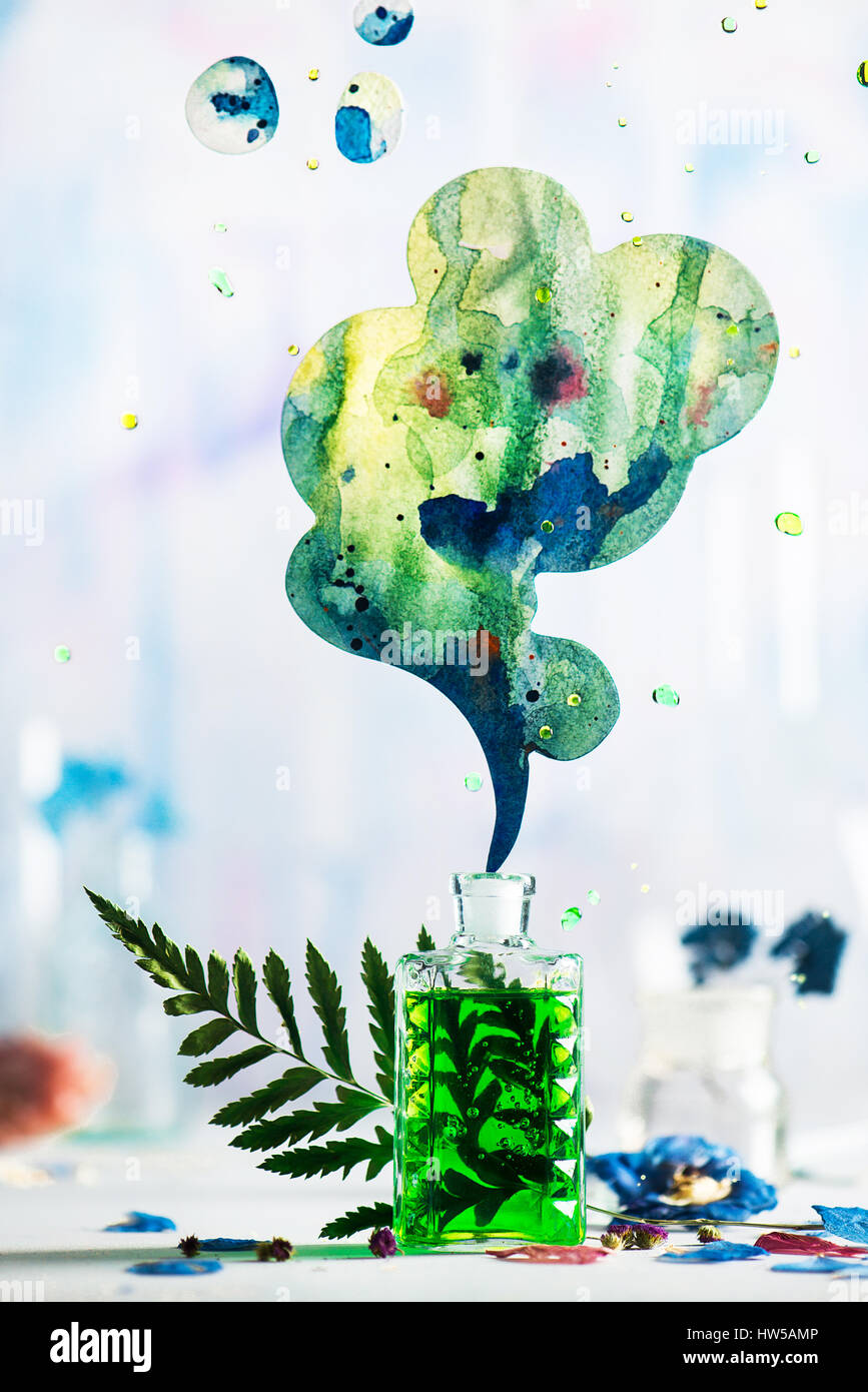 Profumo di vetro bottiglia con liquido verde e una vibrante nuvola di aroma su sfondo bianco Foto Stock