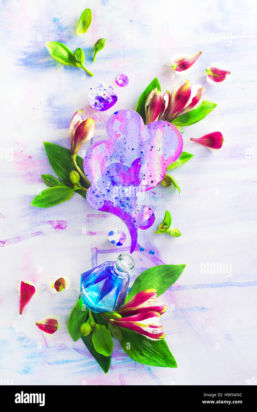 Profumo di vetro bottiglia con liquido viola, fiori e foglie su uno sfondo luminoso Foto Stock