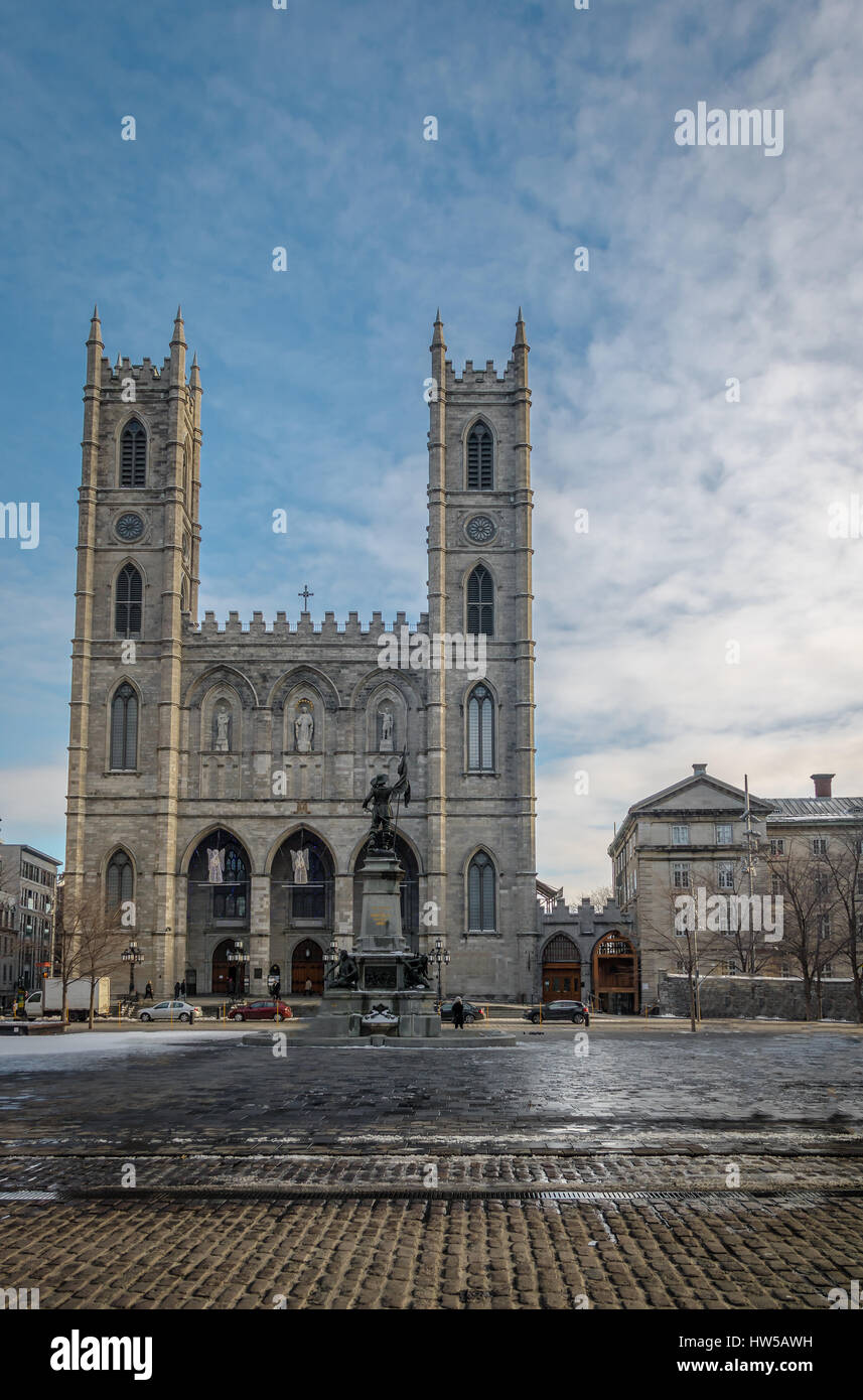 Basilica di Notre Dame di Montreal e di Place d'Armes - Montreal, Quebec, Canada Foto Stock