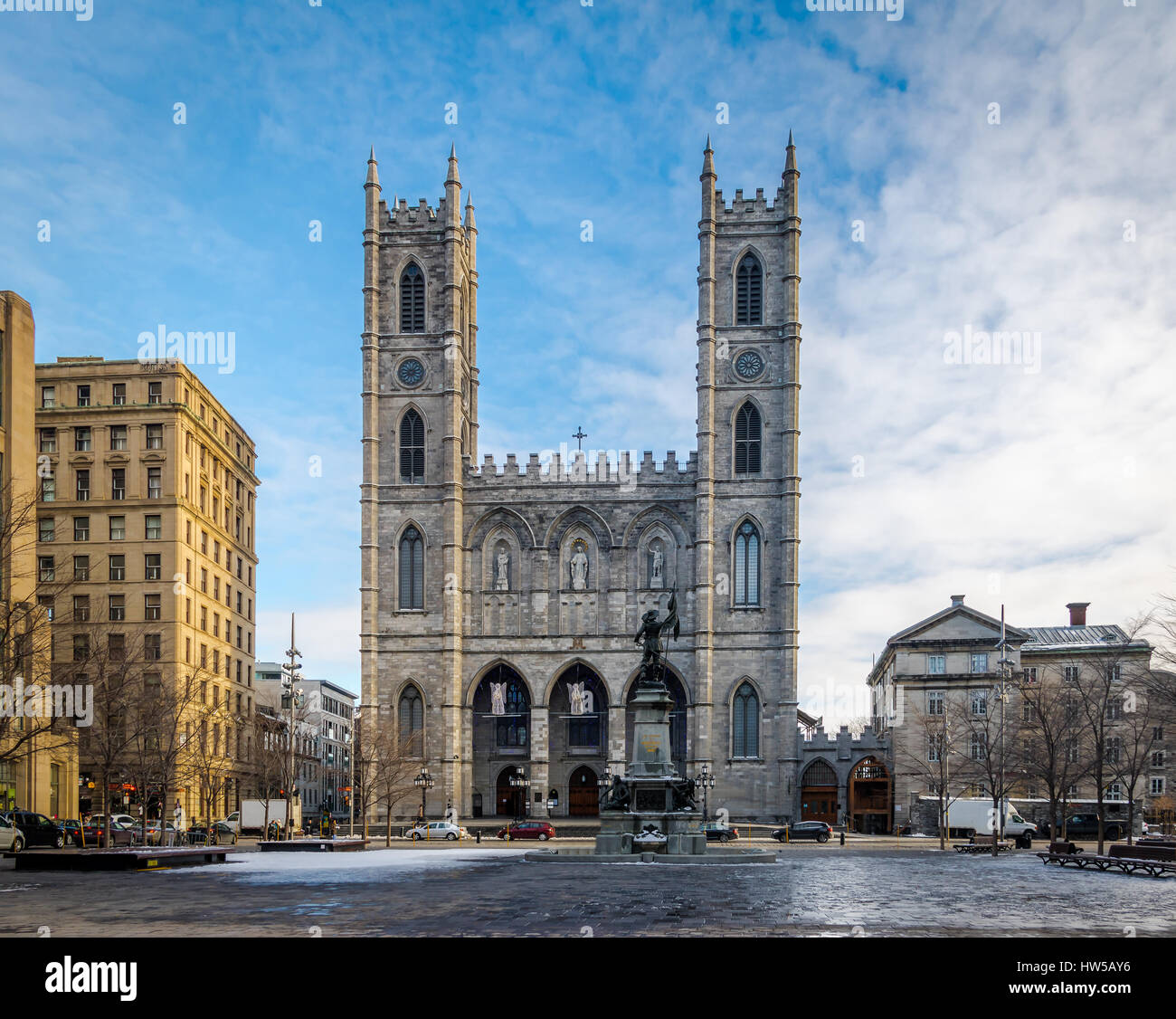 Basilica di Notre Dame di Montreal e di Place d'Armes - Montreal, Quebec, Canada Foto Stock