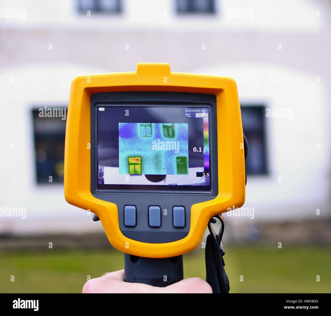 La registrazione di perdita di calore di casa con la termocamera infrarossa in mano. Foto Stock