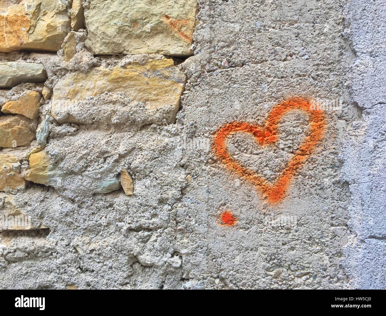 A forma di cuore ad graffiti su una parete Foto Stock