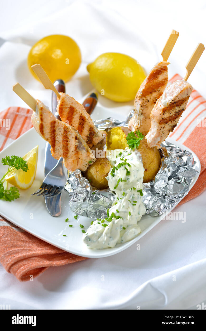 Deliziosa camicia di patate con panna acida e salmone alla griglia spiedini Foto Stock