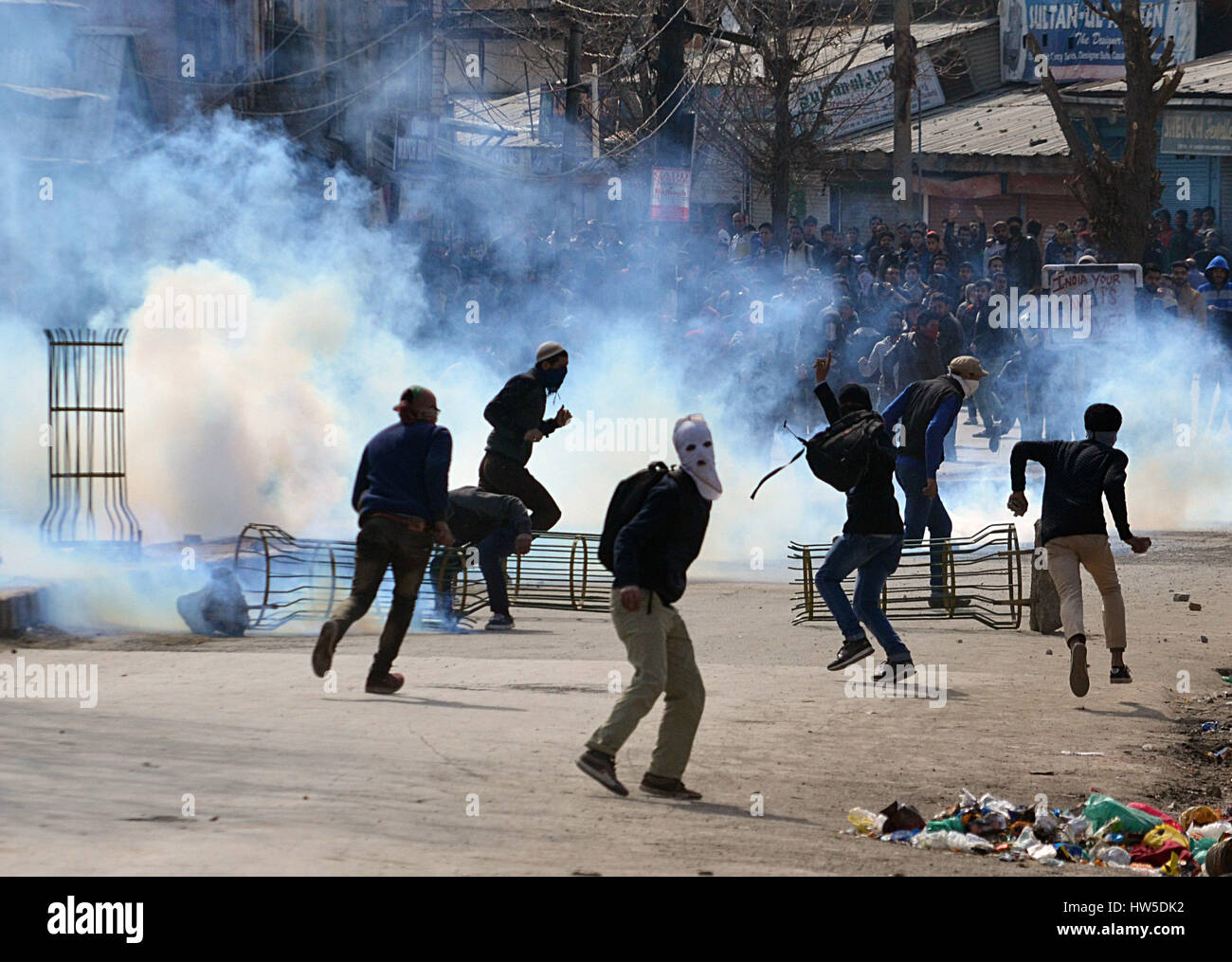 La questione del Kashmir, India. Xvii Mar, 2017. Musulmani del Kashmir Alcuni manifestanti corrono come i gas lacrimogeni barattolo sparati dalla polizia indiana esplode nel vecchio Srinagar la capitale estiva della controllata indiana del Kashmir. Proteste e scontri eruttare nel vecchio contro le recenti uccisioni di civili da parte del governo indiano le forze in Kashmir. In precedenza questa settimana a 7 yr old girl è stato ucciso dalle forze del governo nel corso di una sparatoria tra i miliziani e le forze governative del nord del Kashmir Kupwara. Credito: Faisal Khan/Pacific Press/Alamy Live News Foto Stock