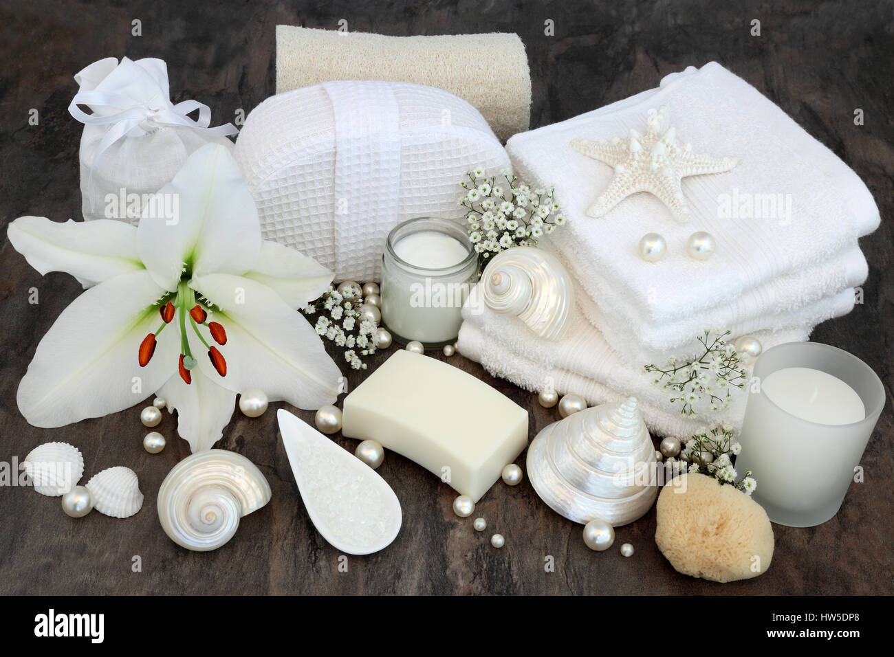 Giglio Bianco fiore con pulizia trattamento di bellezza accessori compresi loofah naturale, crema idratante, sapone, flanelle, sale, spugna naturale con Foto Stock