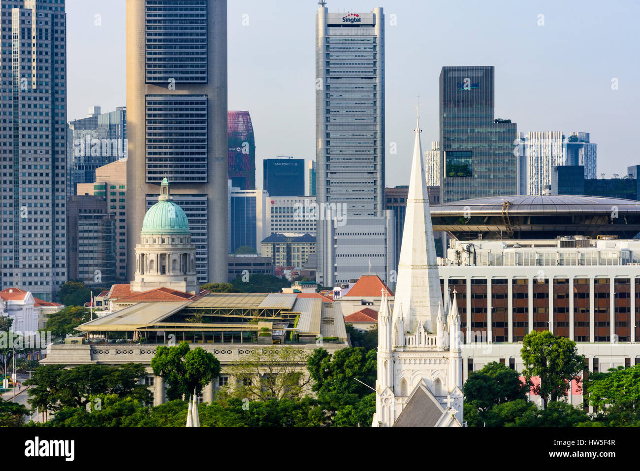 Singapore cityscape vedute di St Andrews cattedrale, Galleria Nazionale e la Corte Suprema verso i grattacieli del centro cittadino di core CBD Foto Stock