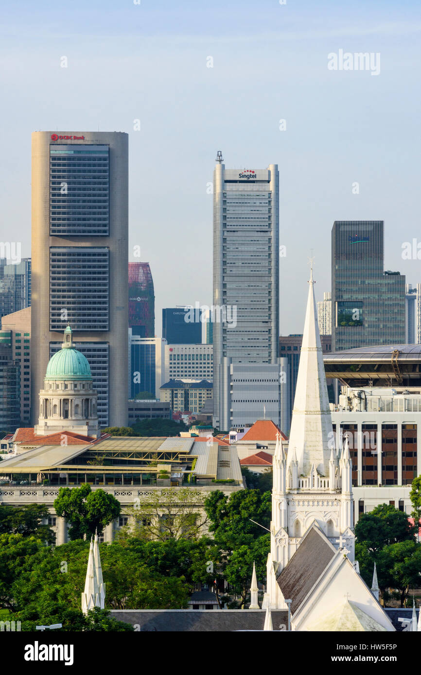 Singapore cityscape vedute di St Andrews cattedrale, Galleria Nazionale e la Corte Suprema verso i grattacieli del centro cittadino di core CBD Foto Stock