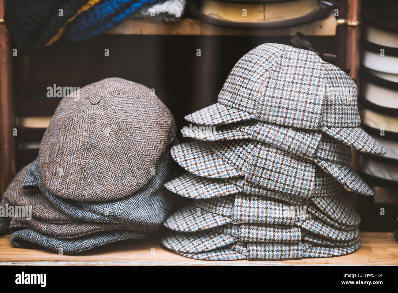 Deerstalker cappelli e altri inglesi cappelli in un negozio di Londra. Foto Stock