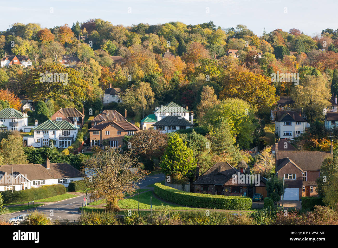 Alloggiamento suburbana estate alla Woodmansterne, Banstead vicino Croydon nel Surrey, Inghilterra. Con l'autunno (caduta) colori in alberi Foto Stock