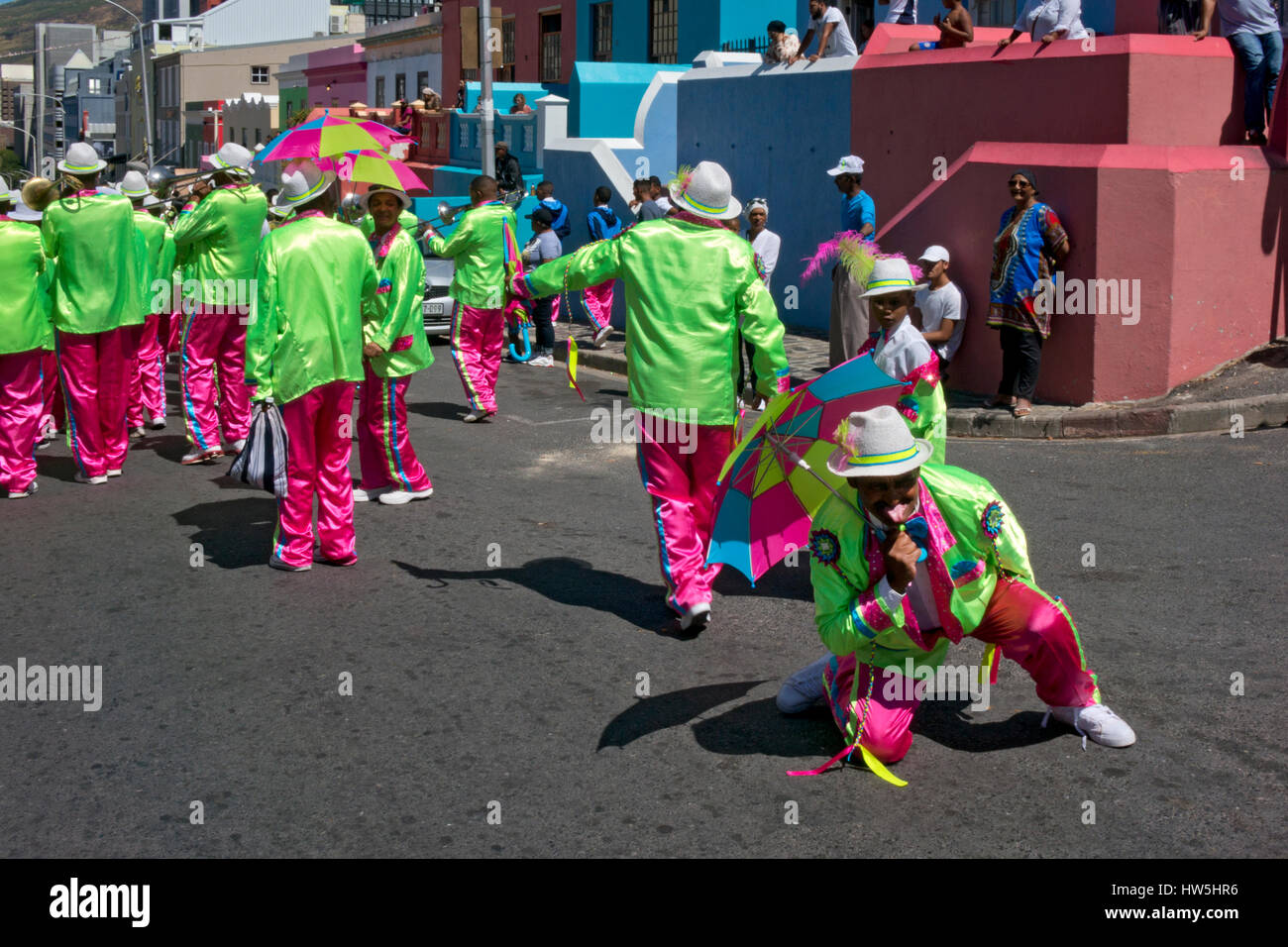La Street Parade Festival con la banda musicale di giullari e danzatori in atmosfera di carnevale,Bo-Kapp,Quartiere Malay,Cape Town, Sud Africa Foto Stock