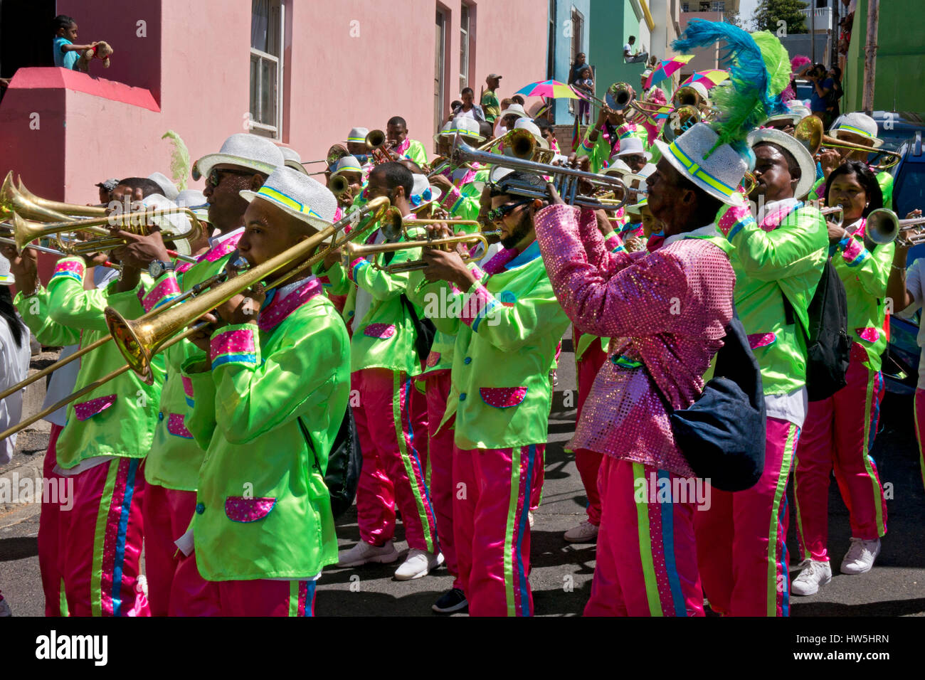 La Street Parade Festival con la banda musicale di giullari e danzatori in atmosfera di carnevale,Bo-Kapp,Quartiere Malay,Cape Town, Sud Africa Foto Stock