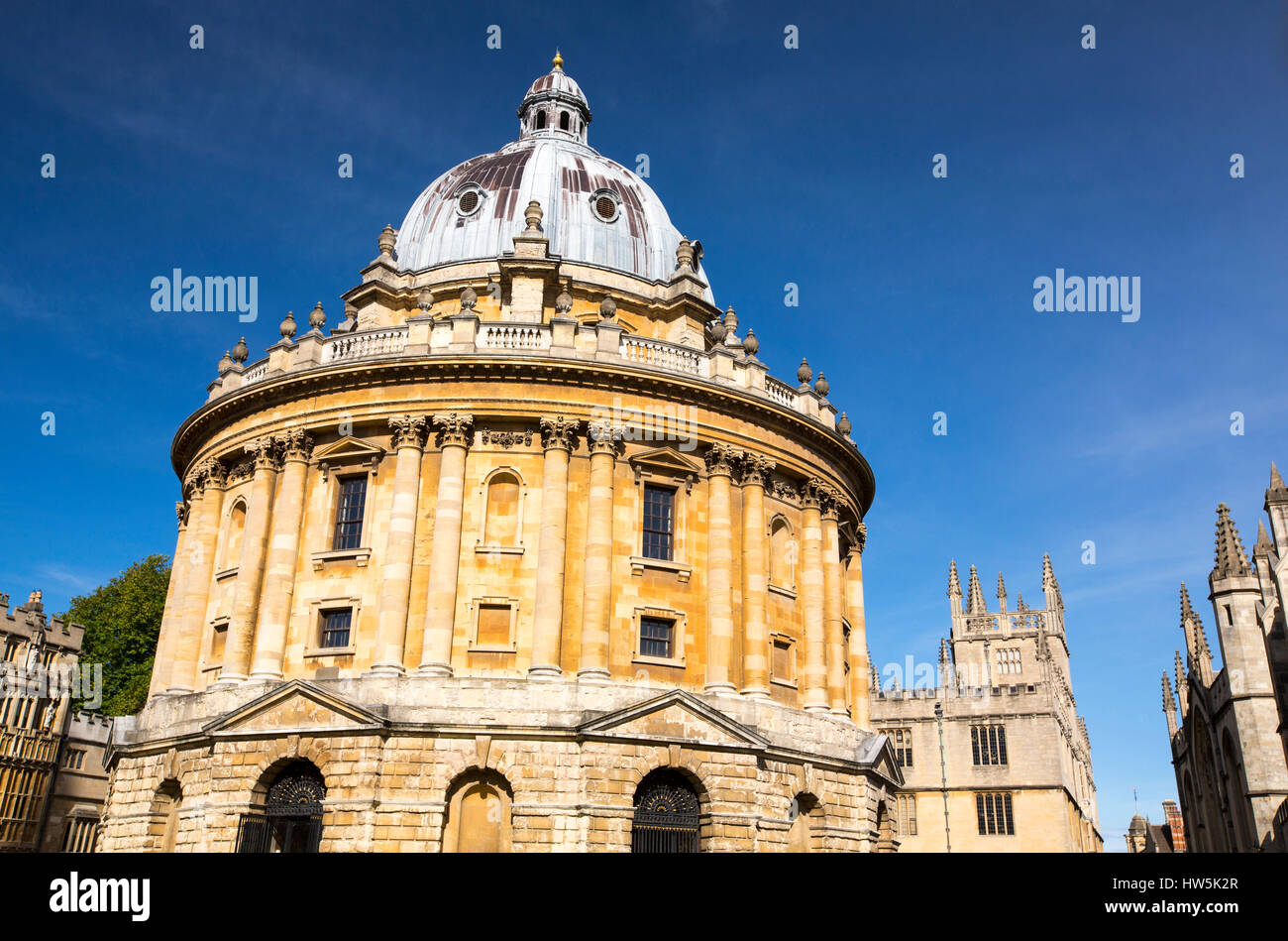 La storica Radcliffe Camera edificio in Oxford, UK, che ospita una biblioteca antica. Foto Stock