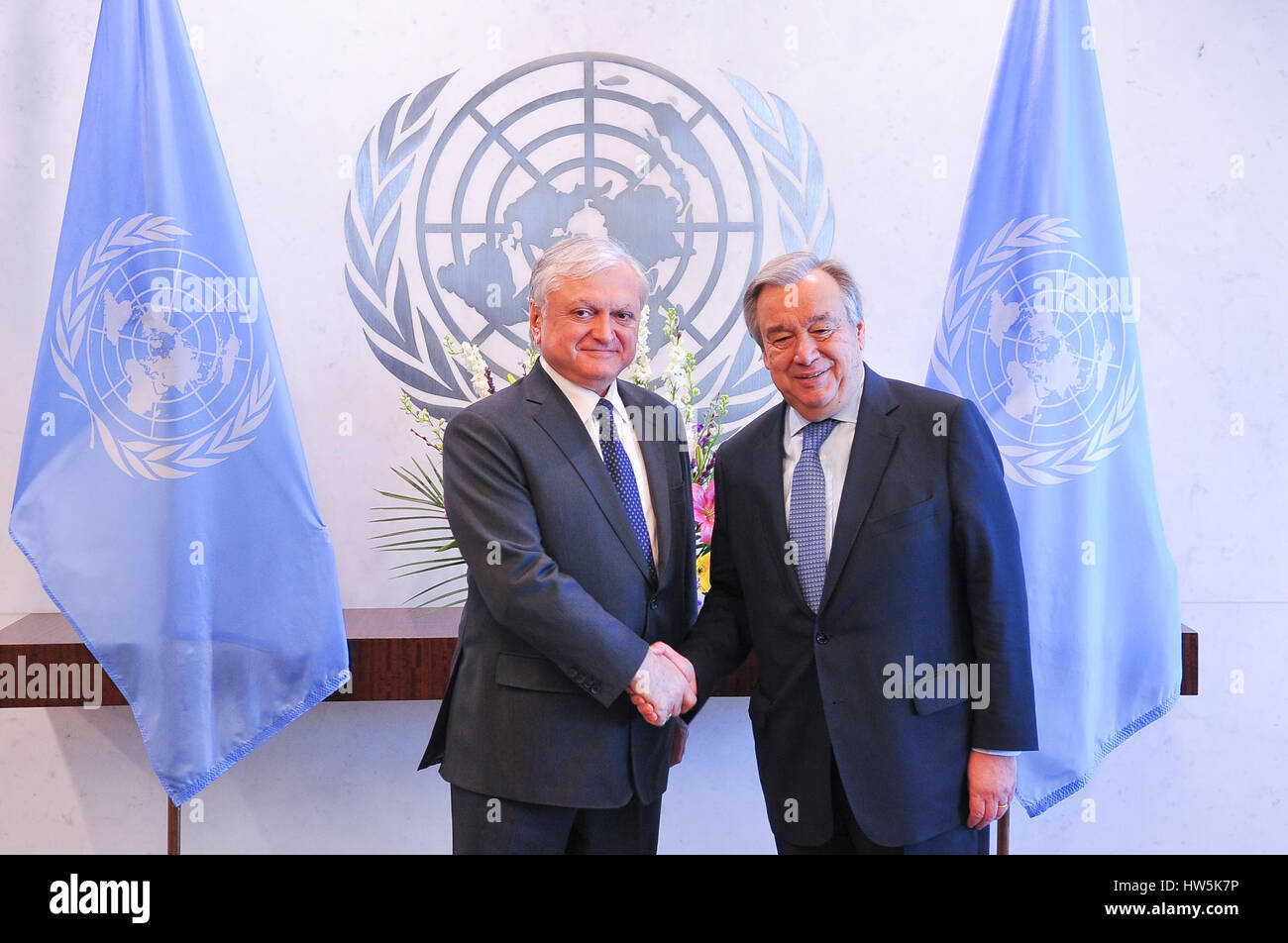 New York, Stati Uniti d'America. Xvii Mar, 2017. Il Ministro per gli affari esteri, la Repubblica di Armenia, Edward Nalbandian ha incontrato oggi a New York con il Segretario Generale dell ONU Guterres presso la sede dell'organizzazione. La visita del ministro per gli Stati Uniti è in commemorazione del XXV anniversario di Armenia è l'adesione all'ONU. Credito: Luiz Roberto Lima/Pacific Press/Alamy Live News Foto Stock