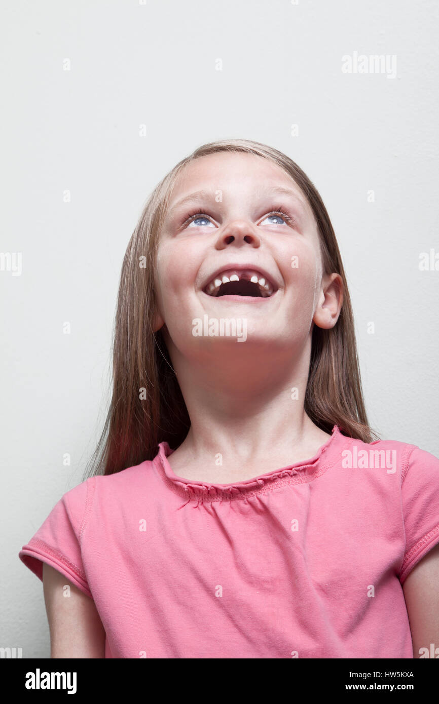 7 anno vecchia ragazza con dente mancante Foto Stock