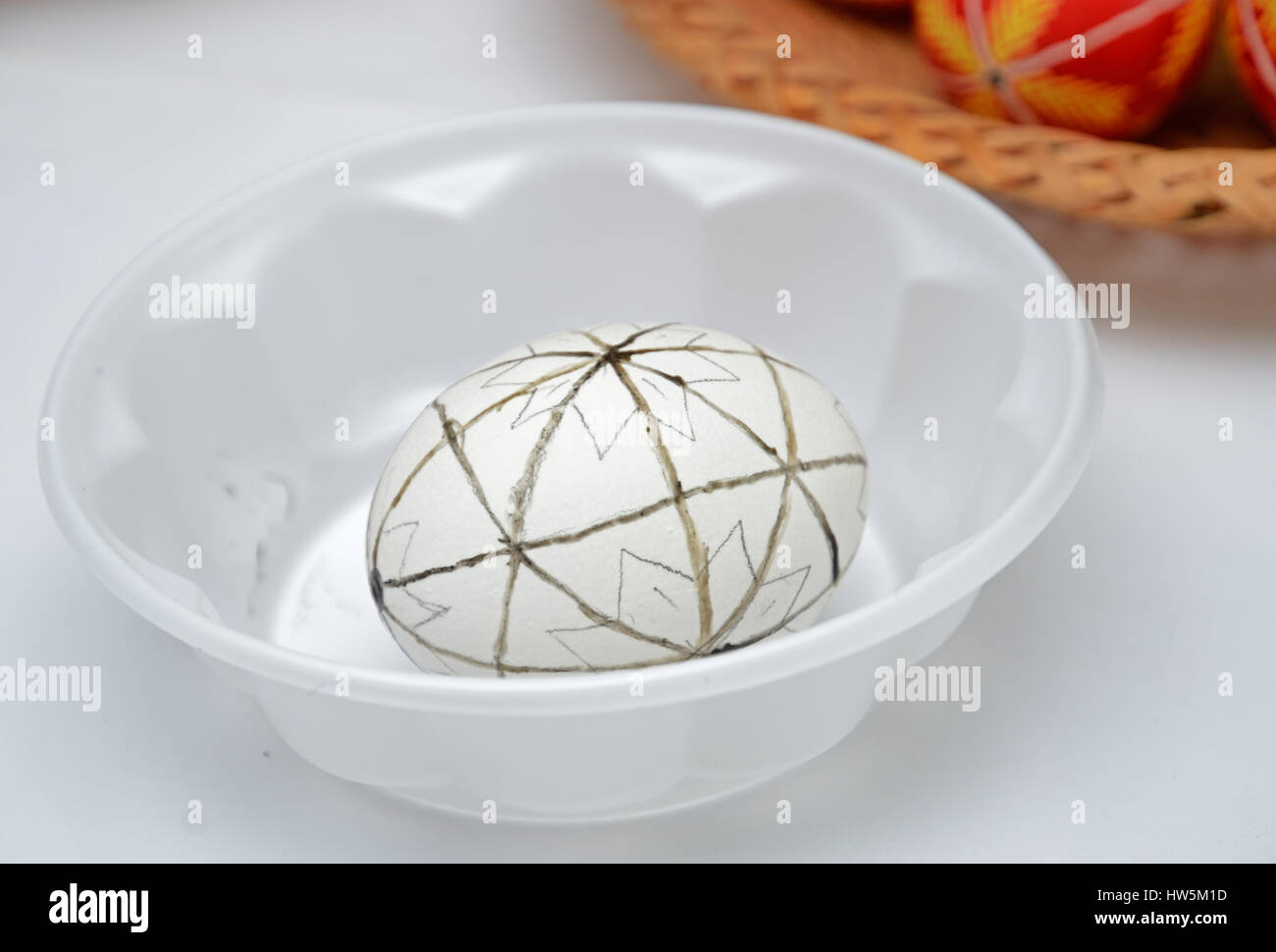 Un uovo è decorata con tradizionali ucraine ornamento con un punto di fusione della cera. Questo è un intermedio (nella quasi totalità) impreparati pysanka prima della verniciatura. Foto Stock
