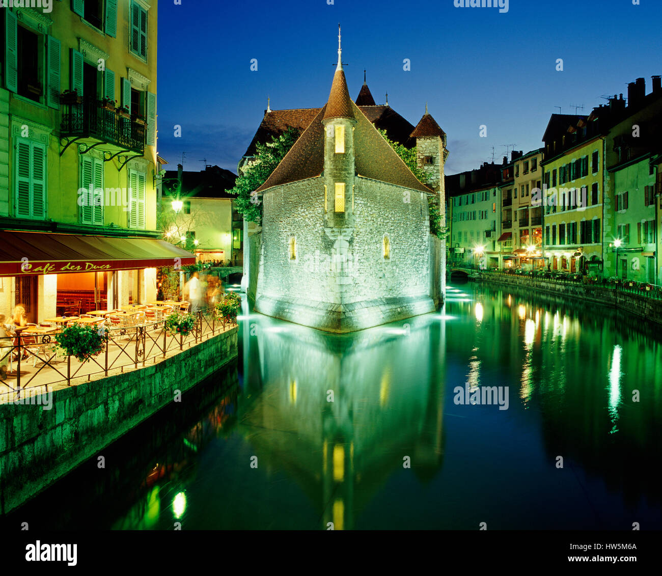 Palais d'isle riflettente nel Thiou fiume Rodano (Francese) Alpi, Haute Savoie, Francia. Foto Stock