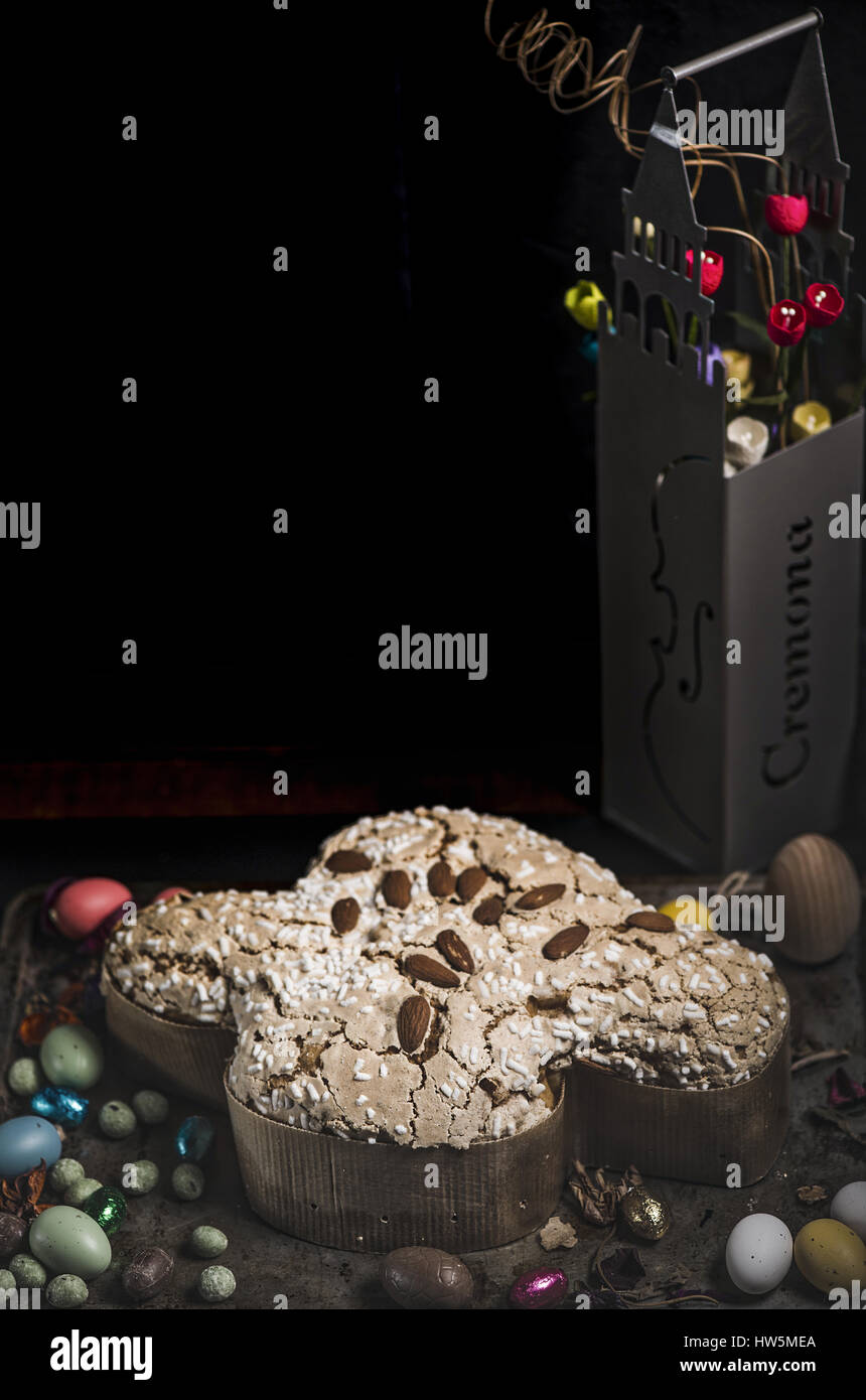 Colomba senza canditi e senza glassa dolci italiani, tradizionalmente cotto per la celebrazione di Pasqua Foto Stock