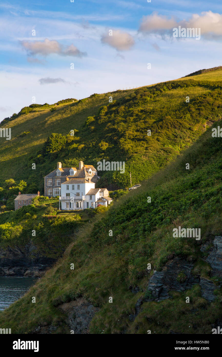 Abitazioni sulla collina sopra il porto di Port Isaac, Cornwall, Inghilterra Foto Stock