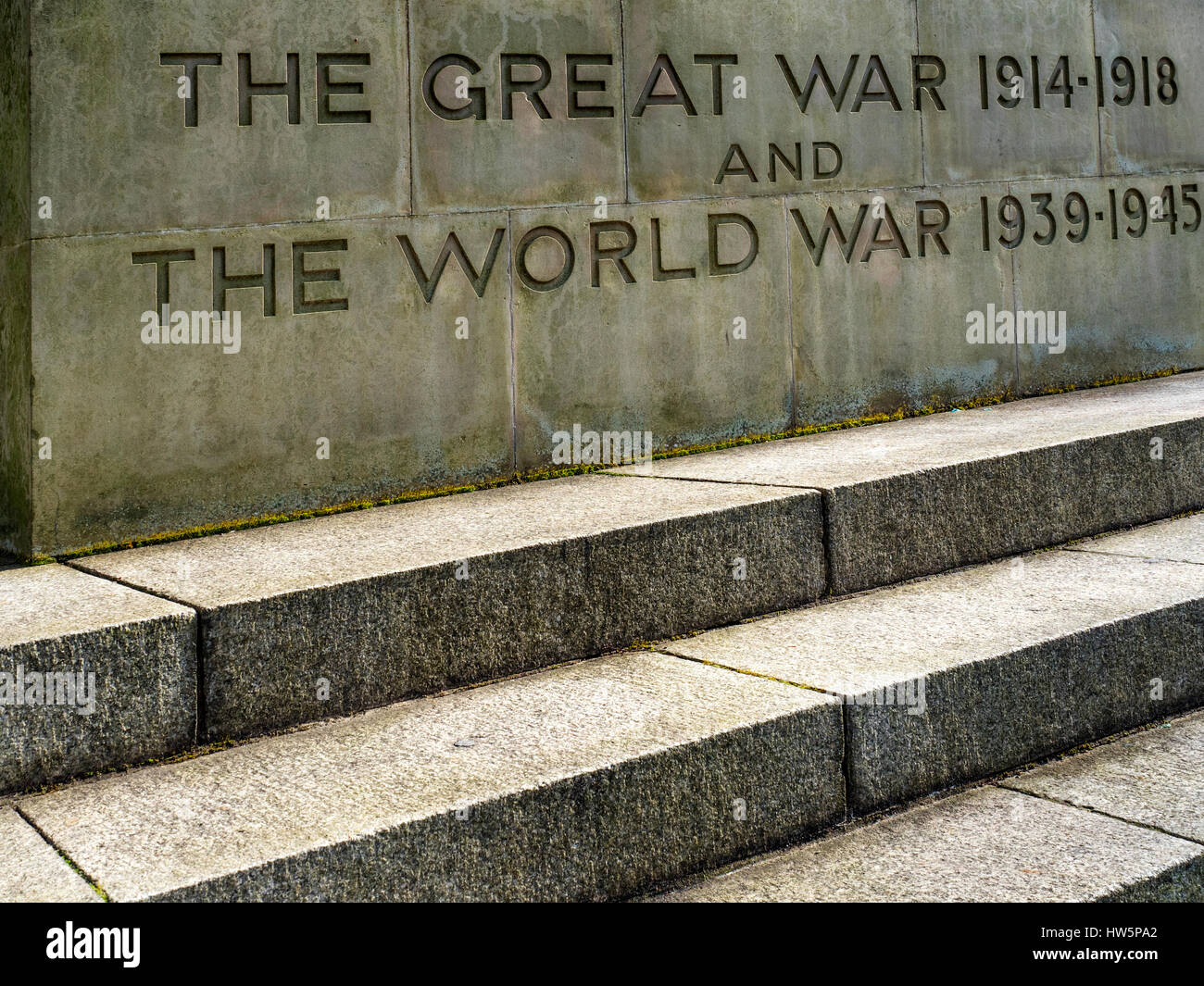 Iscrizione sul Memoriale di guerra in Clifton Park Rotherham South Yorkshire Inghilterra Foto Stock