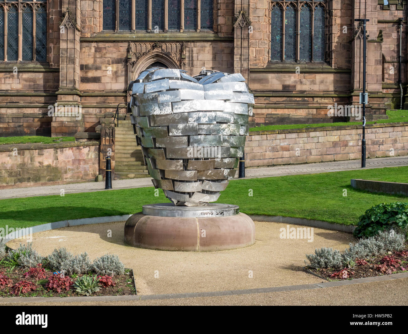 Cuore della scultura in acciaio Replica del cuore per la Yorkshire uomo di acciaio da Steve Mehdi in Minster Gardens Rotherham South Yorkshire Inghilterra Foto Stock