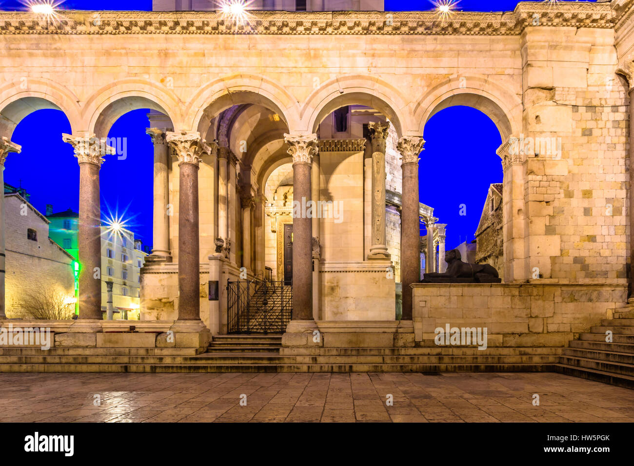 Vista notturna a colonne architettonica del palazzo di Diocleziano, Croazia. Foto Stock