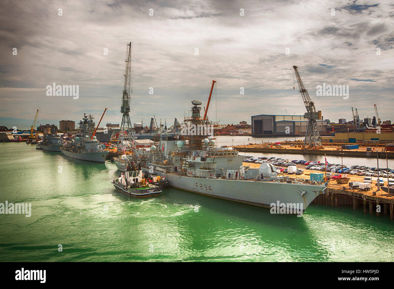 Prossimi ino Portsmouth sul Caen Portsmouth traghetto, UK con HMS Duca di ferro in vasca navale Foto Stock