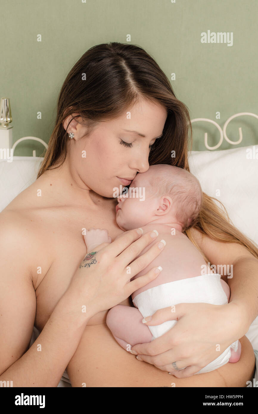 Madre con il suo neonato. Foto Stock