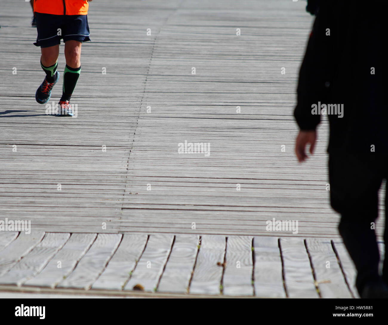 Due persone camminare e correre all'aperto Foto Stock