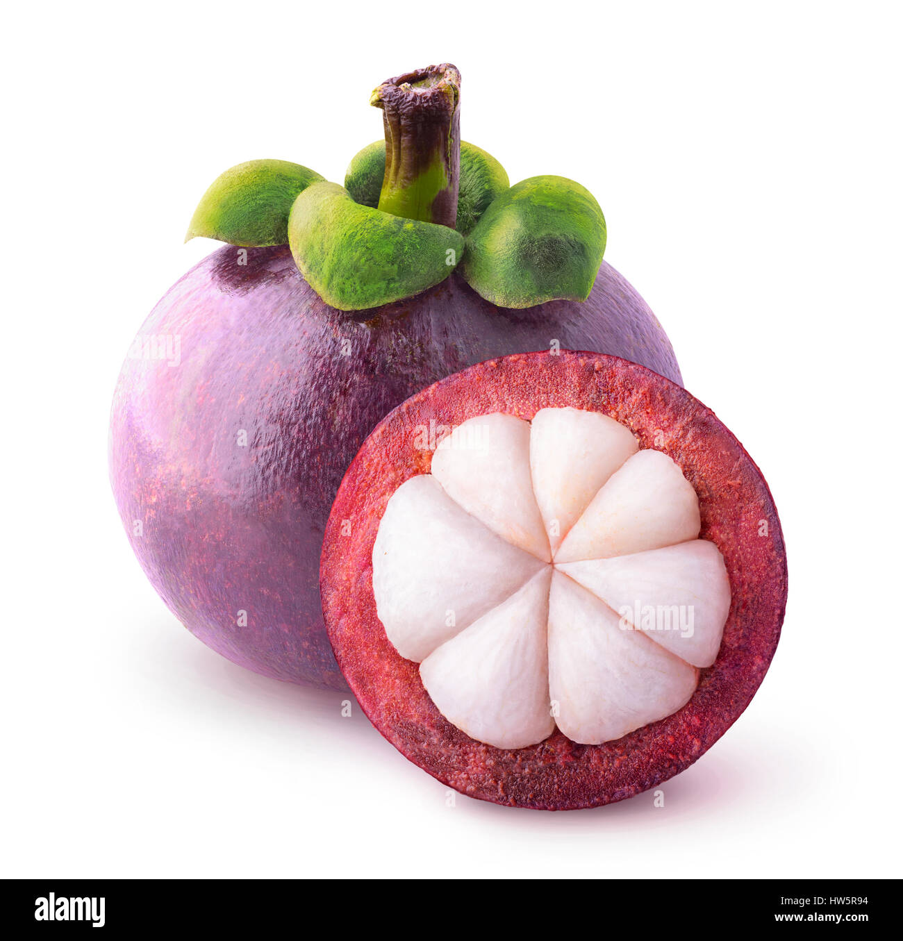Isolato di frutti tropicali. Un intero mangosteen e un altro tagliato a metà isolato su bianco con tracciato di ritaglio Foto Stock