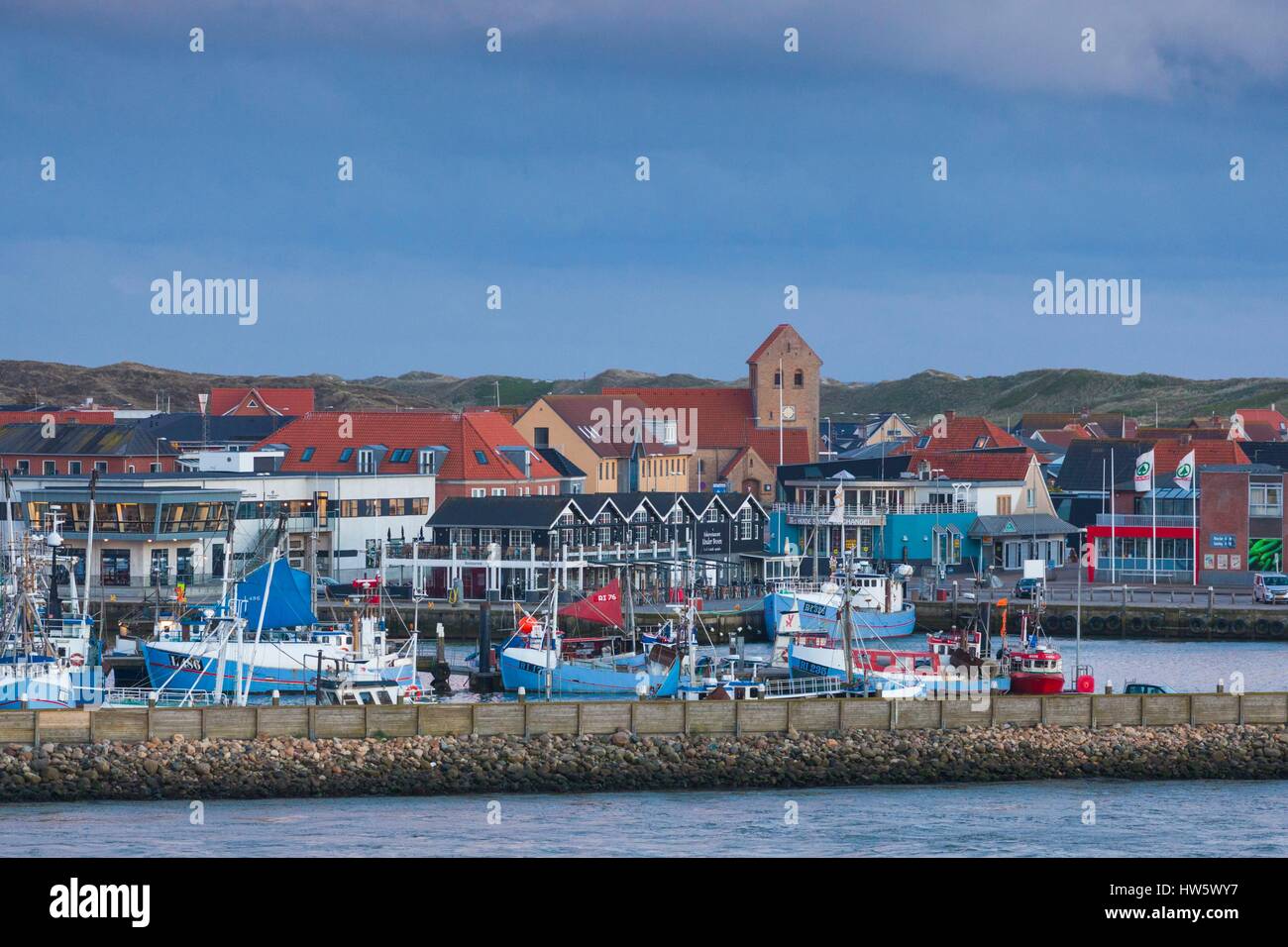 Danimarca, nello Jutland, Danese Riviera, Hvide Sande, elevati vista città, crepuscolo Foto Stock