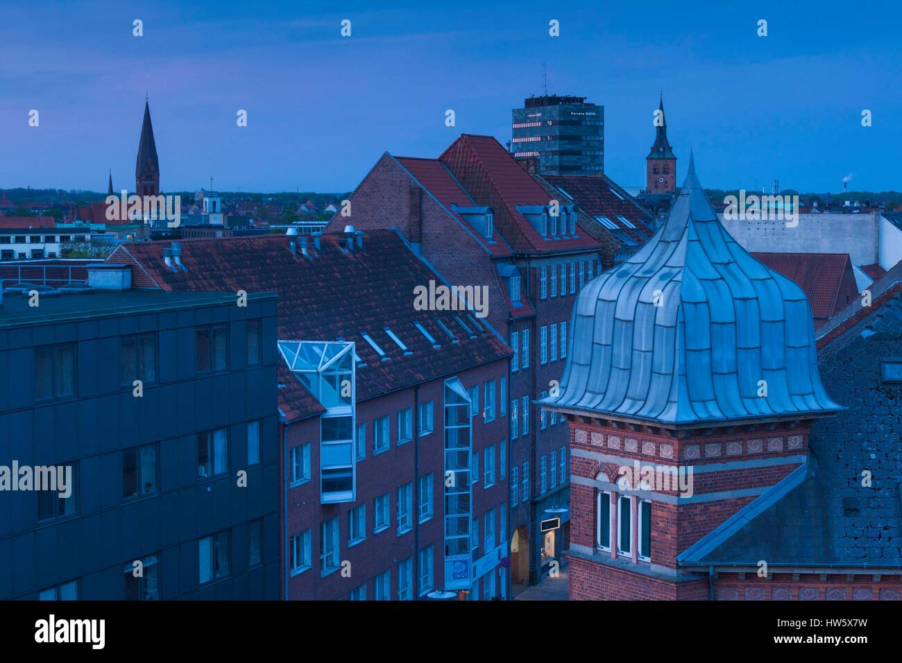 Danimarca, Funen, Odense, elevati vista città sopra Norregade Street, alba Foto Stock