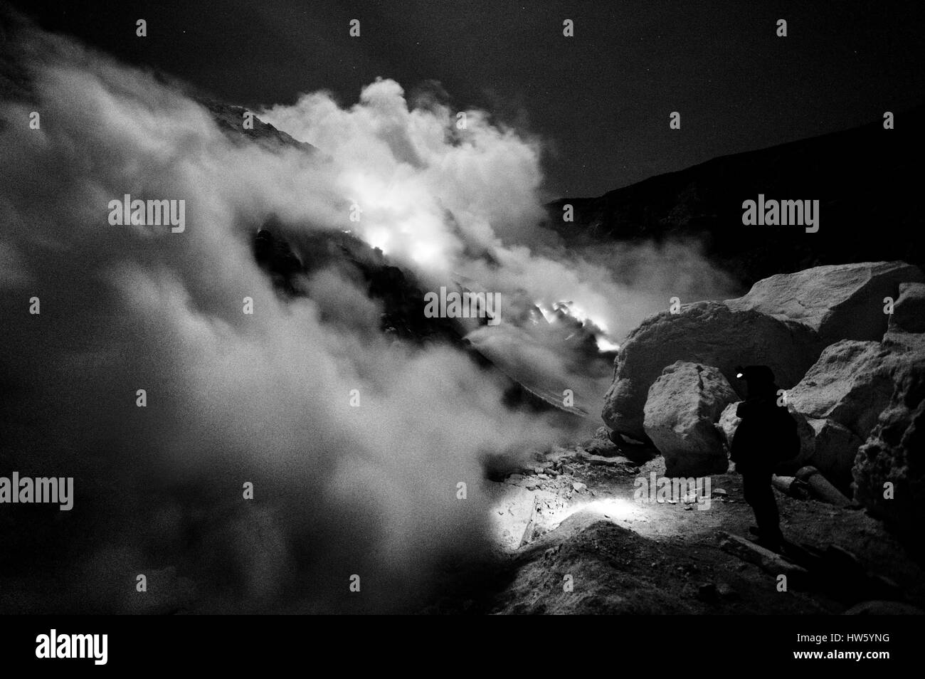 Indonesia, isola di Java, Java orientale provincia, Kawah Ijen vulcano, fiamme di zolfo Foto Stock
