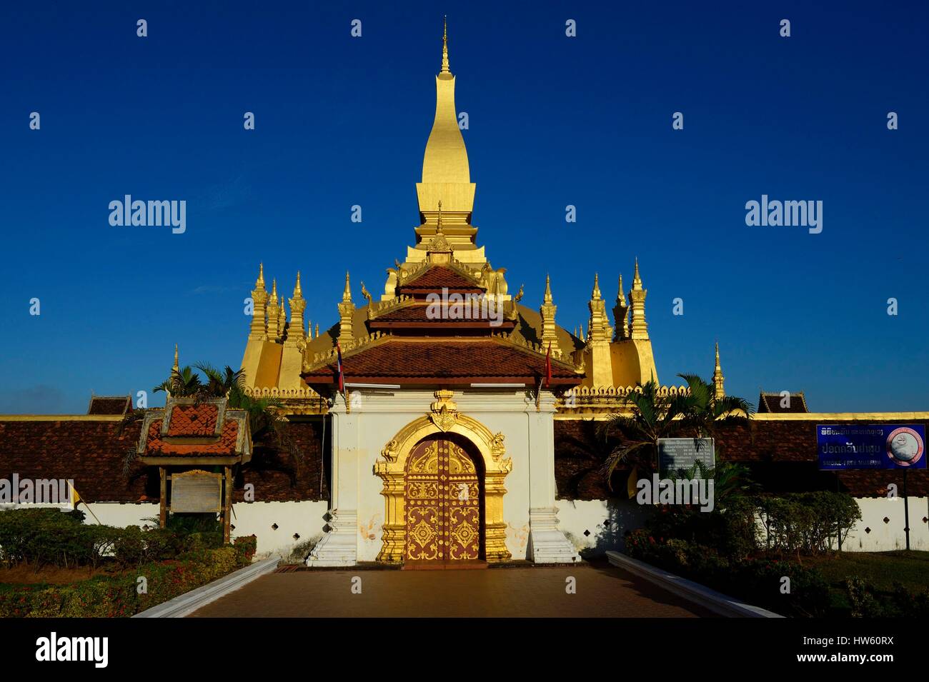 Laos, Vientiane, Pha That Luang tempio. Un simbolo nazionale e il più importante monumento in Laos, il tempio risale al III secolo, ma è stata ricostruita negli anni trenta del novecento Foto Stock