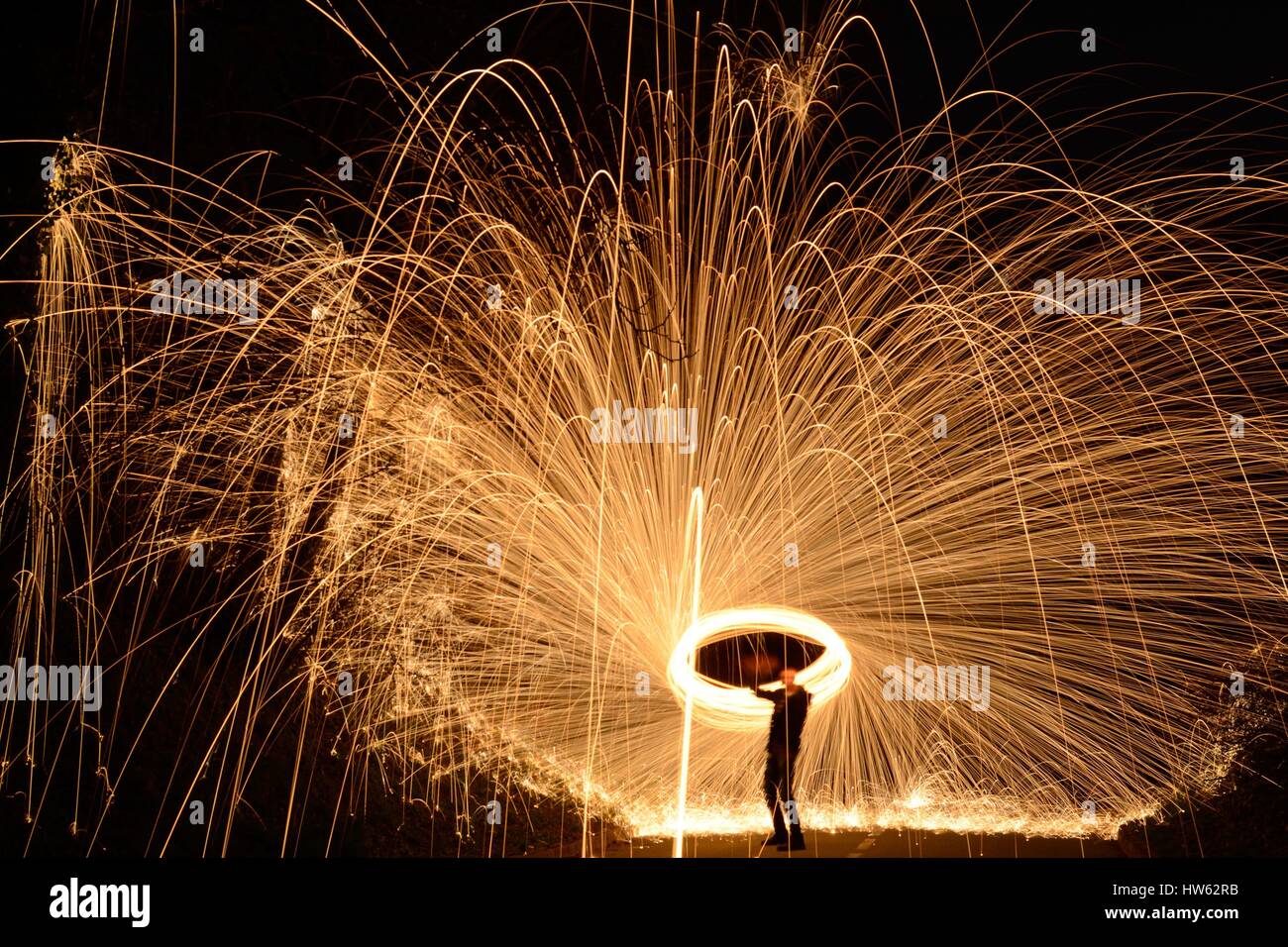 Francia, Doubs, gioco di luce con una torcia ad incandescenza Foto Stock
