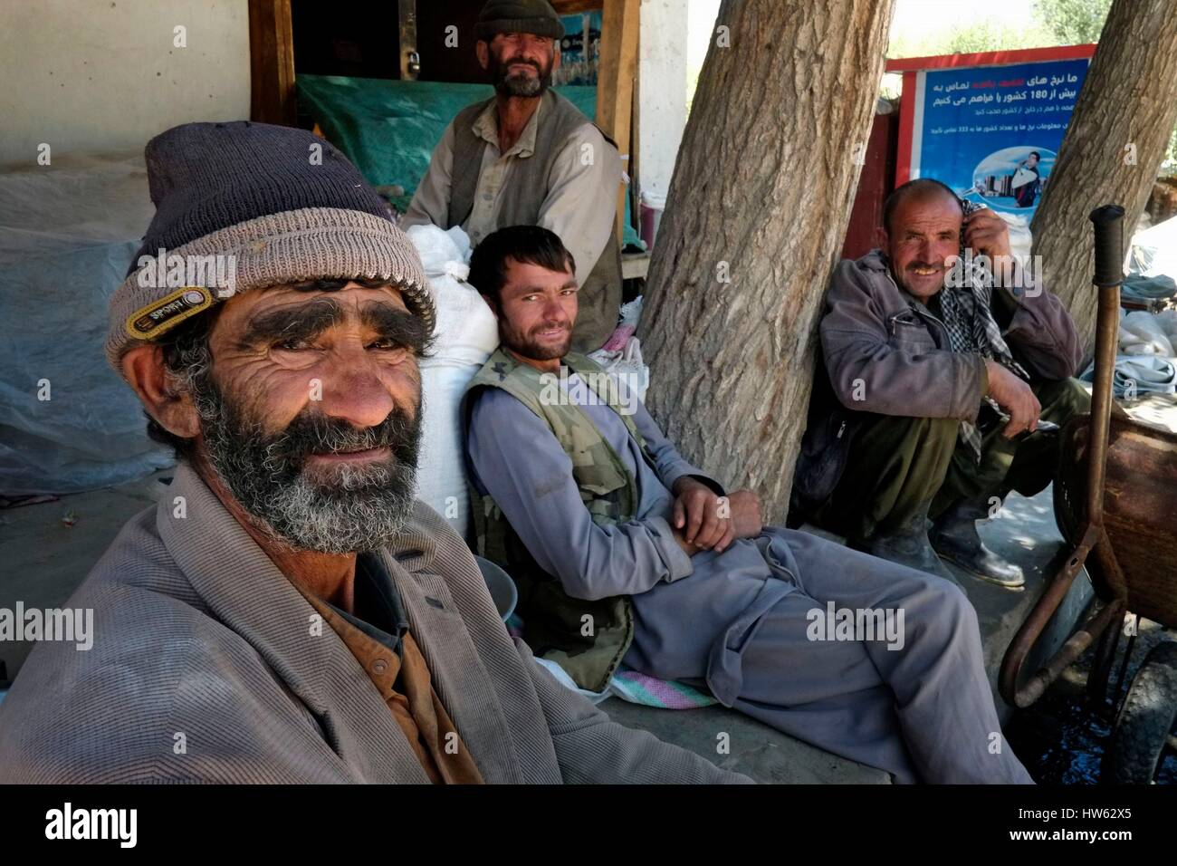 Afghanistan, Badakshan provincia nel nord-orientale dell'Afghanistan, Wakhan regione, Ishkashim village, la vita quotidiana, gli afgani in appoggio su un angolo di strada Foto Stock