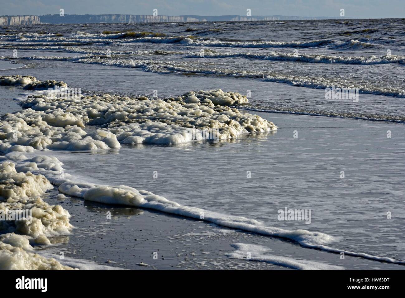 Francia, Somme, Baie de Somme, schiuma sulla spiaggia di Pointe du Hourdel e scogliere all'orizzonte Hault Foto Stock